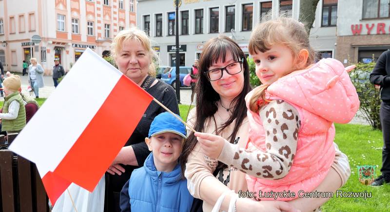 dwie kobiety i dwoje dzieci z biało-czerwoną chorągiewką